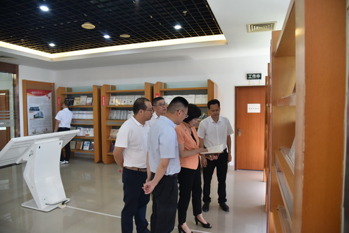 来宾参观我社重点图书展台_调整大小.jpg
