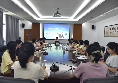 郑文礼讲课_调整大小.jpg